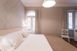 um quarto com uma cama branca e uma janela em Be Home Rome em Roma