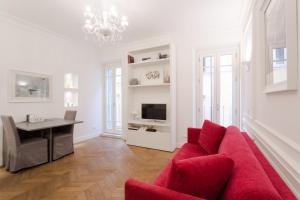 uma sala de estar com um sofá vermelho e uma secretária em Be Home Rome em Roma
