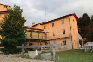 ein Gebäude mit einem Schild davor in der Unterkunft Casa Torre Allera in Cuneo