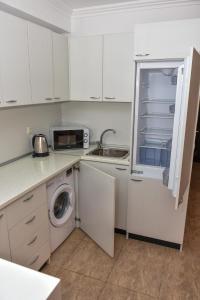 A kitchen or kitchenette at OLYMP Apart-Complex