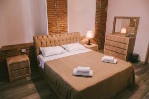 a bedroom with a bed with two towels on it at Old Chache House in Tʼelavi