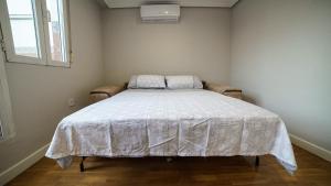 Łóżko lub łóżka w pokoju w obiekcie Apartments Madrid Principe 2