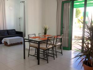 コスタ・テギセにあるGrand House "Cucharas Beach"のダイニングルーム(テーブル、椅子付)