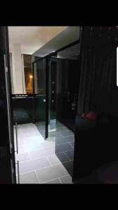 阿格德角的住宿－Black loft，大楼内带镜子的浴室的景色