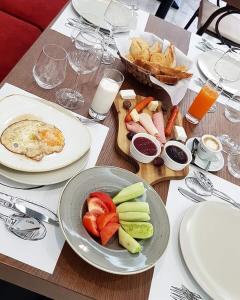 una mesa de madera con un plato de comida. en Hotel Kristal, en Korçë