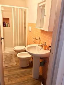y baño con lavabo blanco y aseo. en B&B Pascal House Nuoro_IUN E5016 en Nuoro