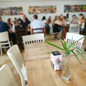 Restaurace v ubytování יופי של אירוח בעמיעד