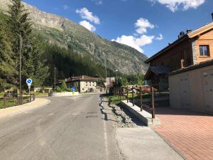 una calle vacía en un pueblo con una montaña en Monolocale Belvedere vda La Thuile CIR 0067, en La Thuile