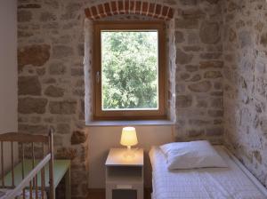 Postel nebo postele na pokoji v ubytování Stone House Nana