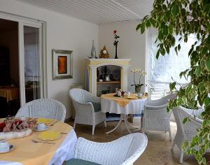 uma sala de jantar com mesa e cadeiras em Hotel Ebnet Garni em Lindau
