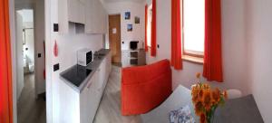 un soggiorno con sedia rossa in camera di Al Fabrik a Livigno