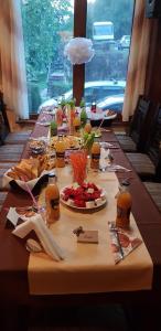 Una mesa larga con comida y bebidas sobre ella. en Family Hotel Fedora, en Ribaritsa