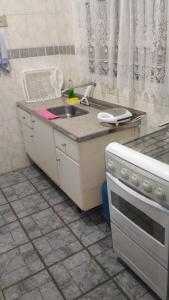 ウバトゥバにあるApartamento temporada praia grandeのシンクとコンロのあるキッチン