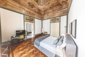 A bed or beds in a room at Relais Della Porta