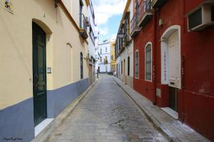 een lege straat in een steegje tussen gebouwen bij Ritual Sevilla Suite Alameda 5 in Sevilla
