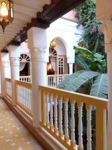 une terrasse couverte d'une maison avec une balustrade blanche dans l'établissement Riad Habib, à Marrakech