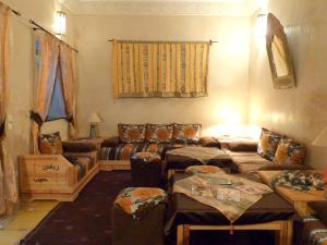 - un salon avec des canapés, un canapé et des tables dans l'établissement Riad Habib, à Marrakech