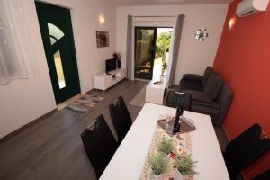 Posedenie v ubytovaní Apartmani Dora i Kati