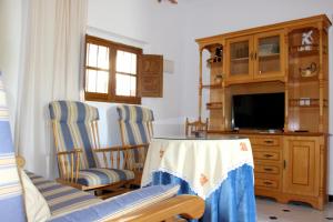 A television and/or entertainment centre at Casa Paquita Y Telesforo