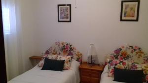 ein Schlafzimmer mit 2 Betten und einer Lampe in der Unterkunft Casa Paquita Y Telesforo in Alora