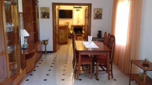 A television and/or entertainment centre at Casa Paquita Y Telesforo