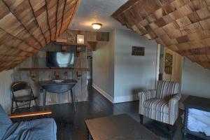 ein Wohnzimmer mit einem Sofa und einem TV in der Unterkunft Charlevoix House in Charlevoix