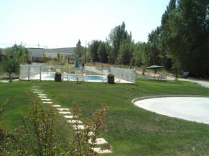 Bazén v ubytovaní Hotel Santa Coloma del Camino alebo v jeho blízkosti