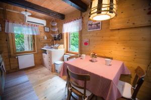 Restoran või mõni muu söögikoht majutusasutuses Cabin In The Woods Vukelic