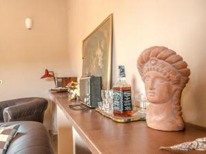 uma mesa com uma estátua de uma cabeça sobre ela em B&b A casa di Maybe em Caserta