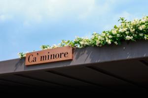Un panneau qui dit cal minnie sur un pont avec des fleurs dans l'établissement B&B a Ca' Minore Franciacorta, à Passirano