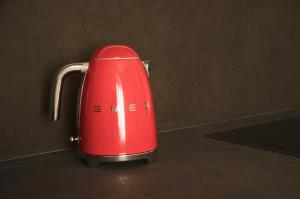 einem roten Toaster auf einer Theke in der Unterkunft My Home in Bologna - La Grassa in Bologna