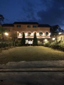 En hage utenfor SeeU Coffee and B&B