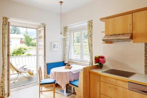 eine Küche mit einem kleinen Tisch und einem Fenster in der Unterkunft Kreuzwegerhof Nals in Nals