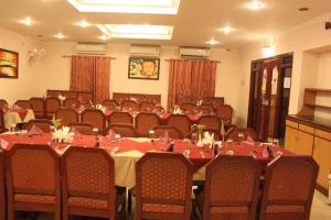 una sala de conferencias con una mesa larga y sillas en Hotel Sujata, en Bodh Gaya