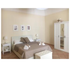 una camera da letto con un letto con due peluche sopra di Dolce Vita maison chic a Caserta