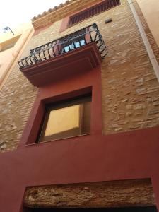 カンブリルスにあるVestal Suites Classicの赤い建物(バルコニー付)