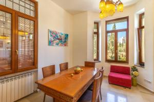 ein Esszimmer mit einem Holztisch und Stühlen in der Unterkunft Art Apartment In Mamila in Jerusalem