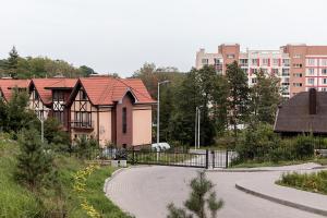 スヴェトロゴルスクにあるApartment on Mayskiy proezd 4aの赤屋根の家