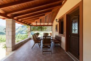 Balkón alebo terasa v ubytovaní Ageri Traditional Villa + 37 fotografií