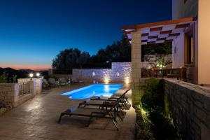 Bazén v ubytovaní Ageri Traditional Villa alebo v jeho blízkosti