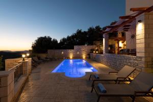 Bazén v ubytovaní Ageri Traditional Villa alebo v jeho blízkosti