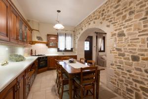 Kuchyňa alebo kuchynka v ubytovaní Ageri Traditional Villa