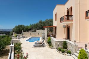 Bazén v ubytovaní Ageri Traditional Villa alebo v jeho blízkosti