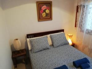 a bedroom with a bed and a picture on the wall at Ocean Sunshine in Orzola