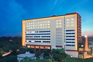 杜尔加布尔Fortune Park Pushpanjali, Durgapur - Member ITC Hotels' Group的上面有三叶草标志的建筑