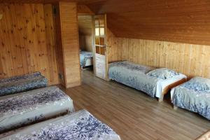 una habitación con 3 camas en una cabaña en Tatra Holiday House en Tatra