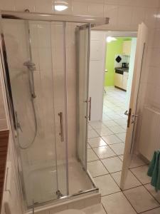 eine Dusche mit einer Glastür in einem Badezimmer in der Unterkunft 25 Schützenstraße in Diekholzen