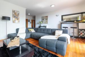 un soggiorno con divano blu e tavolo di Zeza´s apartament a Calheta