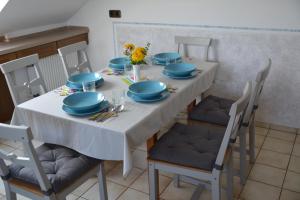 a dining room table with blue dishes on it at Ferienwohnung Margit in Deiningen