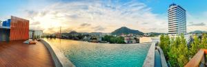 uma piscina no topo de um edifício em EcoLoft Hotel - SHA Plus em Cidade Phuket mais 25 fotografias